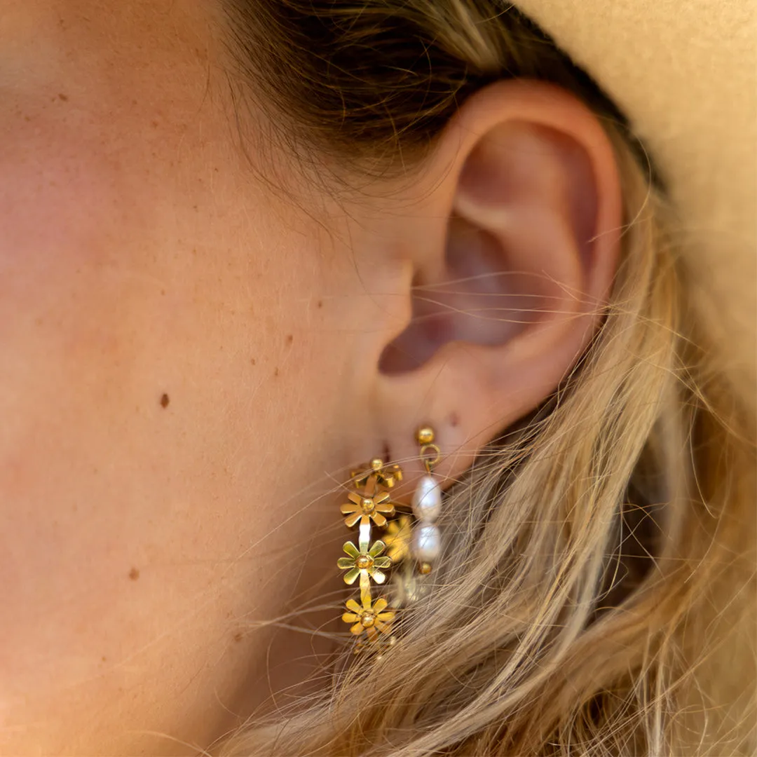 Gold coloured/white stud earrings with pearl beads