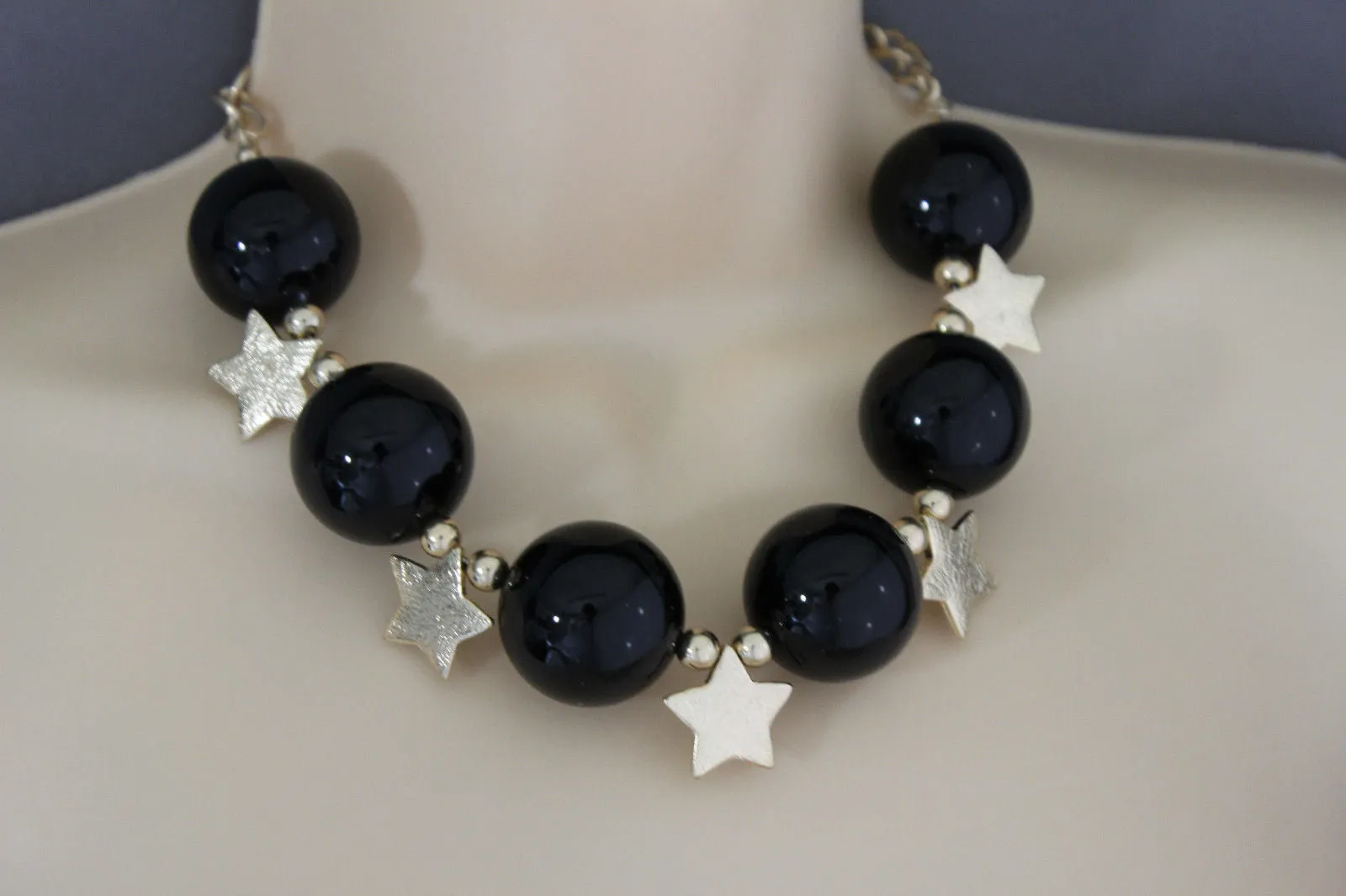 Large Circular Beads with Metal Stars Short Necklace & Earrings Set